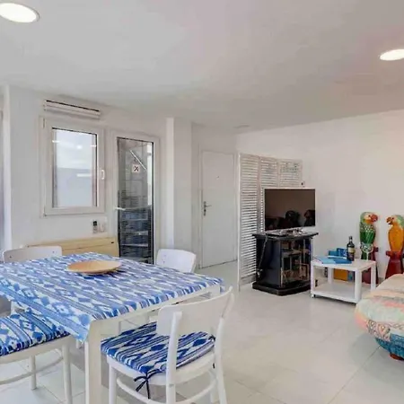 Duo First Line Sleeps 7 People Apartment